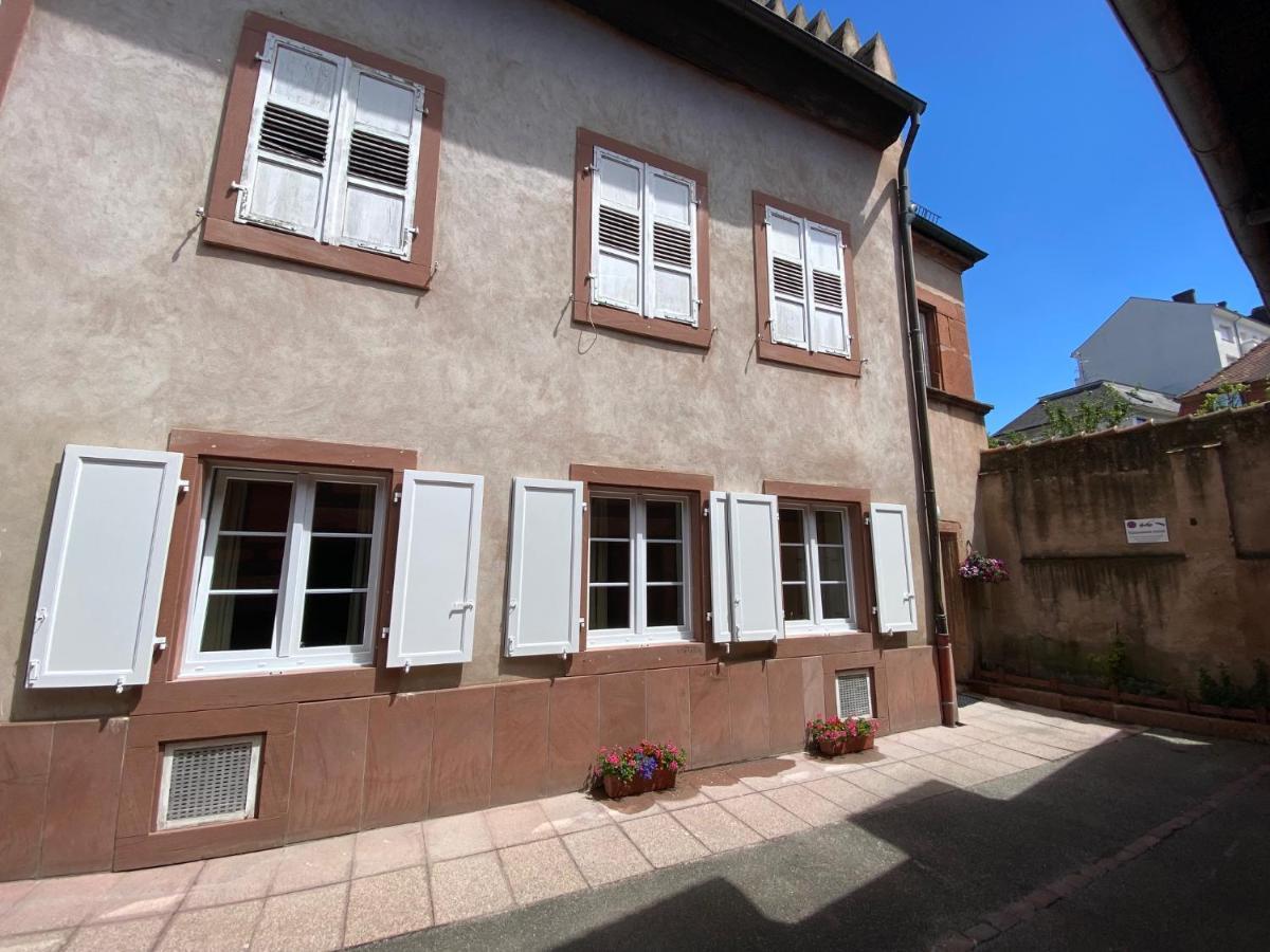 Logement De Charme Dans Un Monument Historique Date De 1544, Au Centre De Haguenau Bagian luar foto